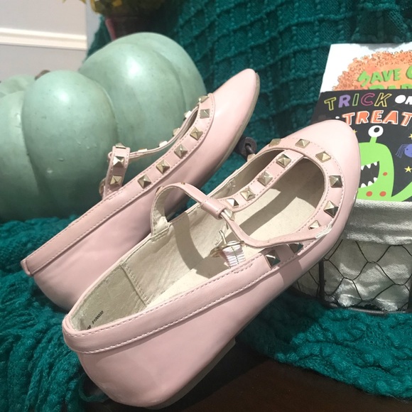 Girls flats. Children place shoes. - Picture 3 of 5